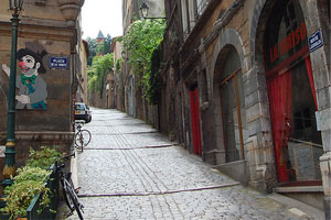 En af de mange charmerende gader i Lyon. Foto: edwin.11 (Flickr)