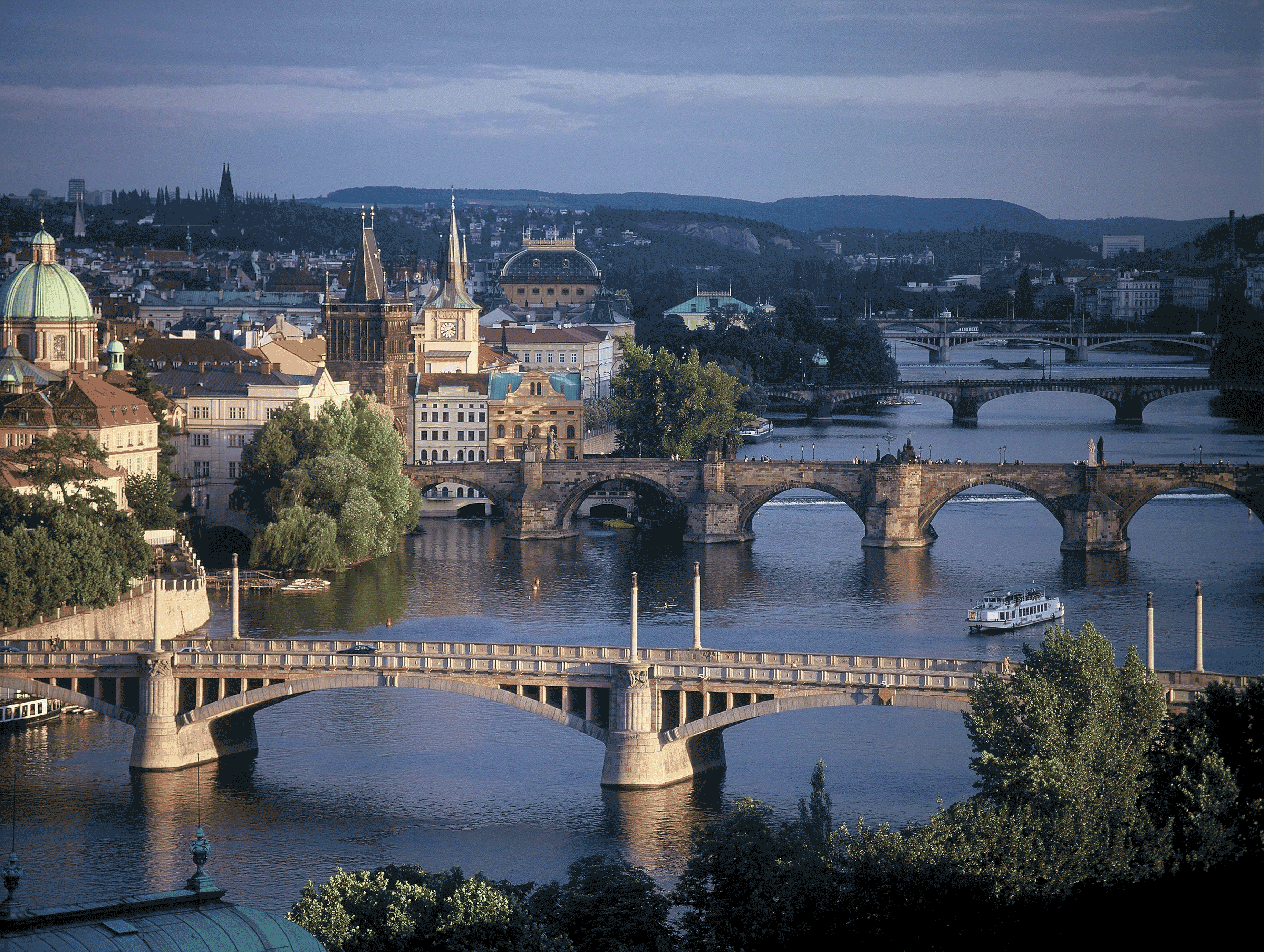Den vinderlige VLTAVA flod i Prag, Tjekkiet - Kulturrejser