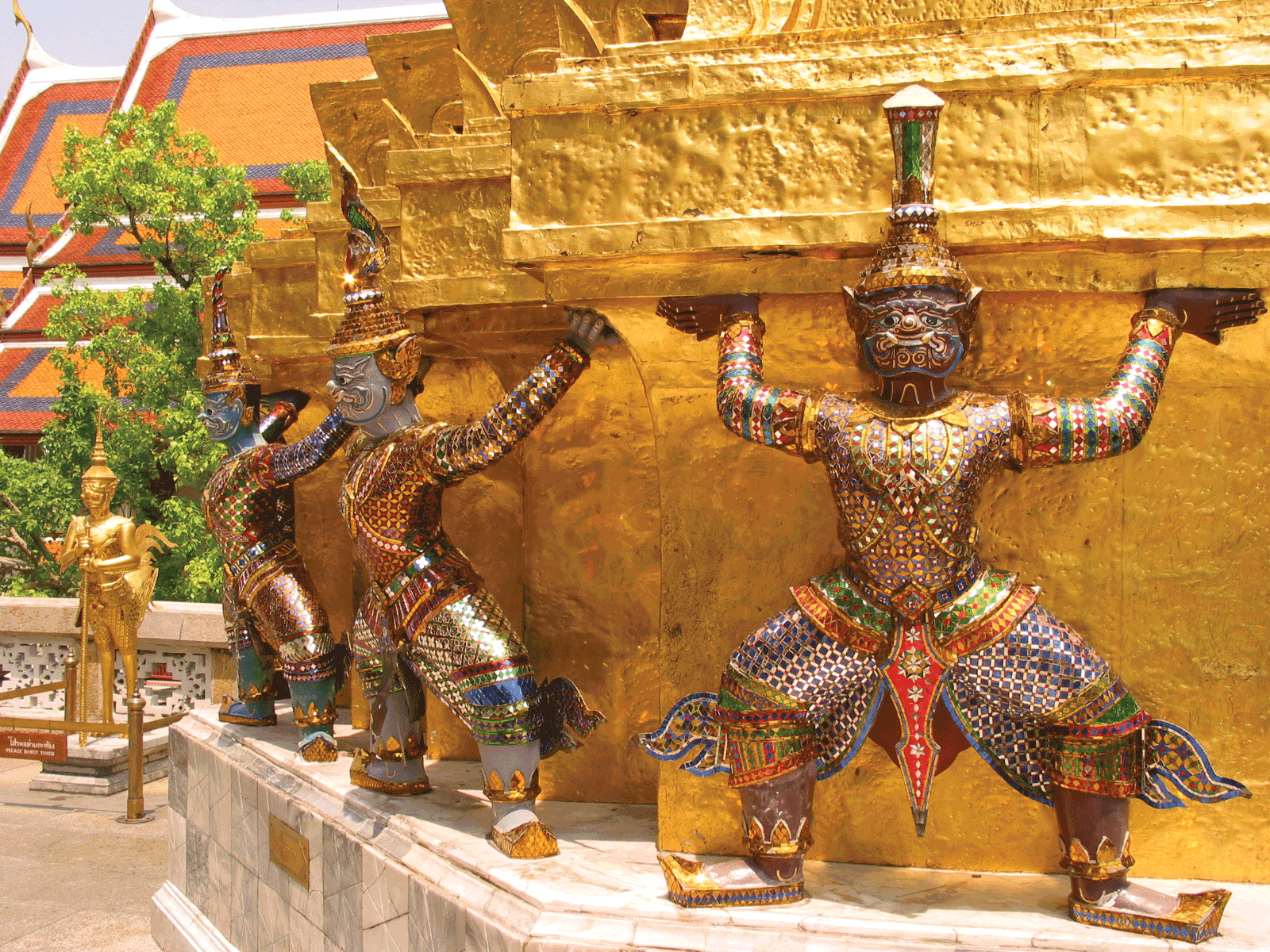 Gyldne statuer i PHRA KAEW - Bangkok - Kulturrejser